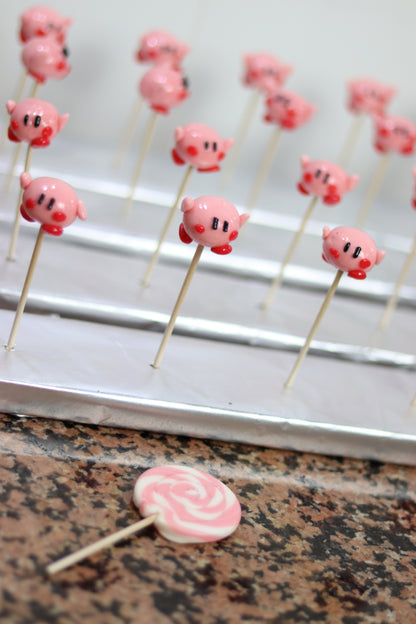 Production de Sucette sculptée en forme de Kirbyu à la fraise dans notre atelier de fabrication en Bourgogne (France)
