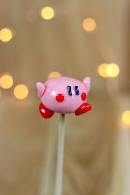 Sucette sculptée en forme de Kirby à la fraise