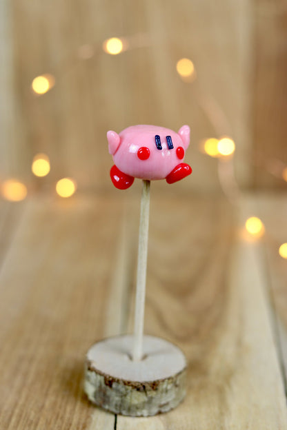Sucette sculptée en forme de Kirby à la fraise dans un décor féérique