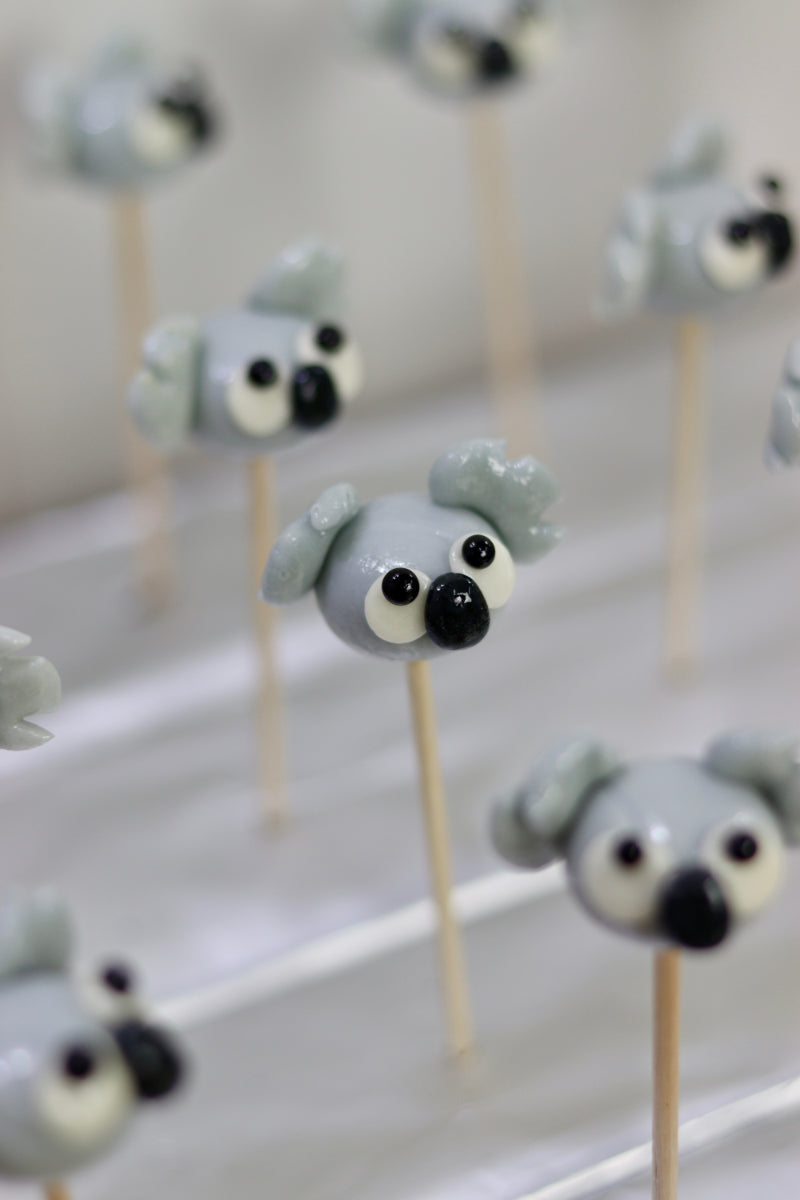 Production de Sucette sculptée en forme de koala au citron. Atelier français