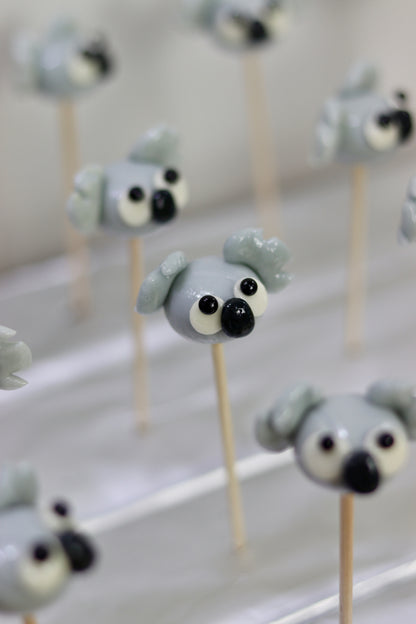 Production de Sucette sculptée en forme de koala au citron. Atelier français