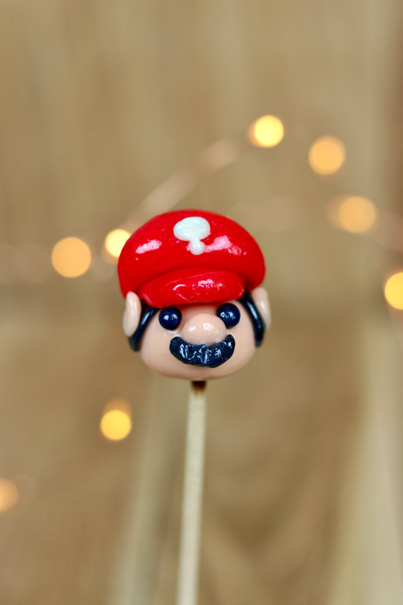 Sucette sculptée en forme de Mario à la banane et à la cerise
