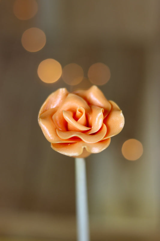 Une sucette sculptée en forme de fleur pour composer un bouquet. Réalisé à la main en sucre cuit aromatisé à la orange