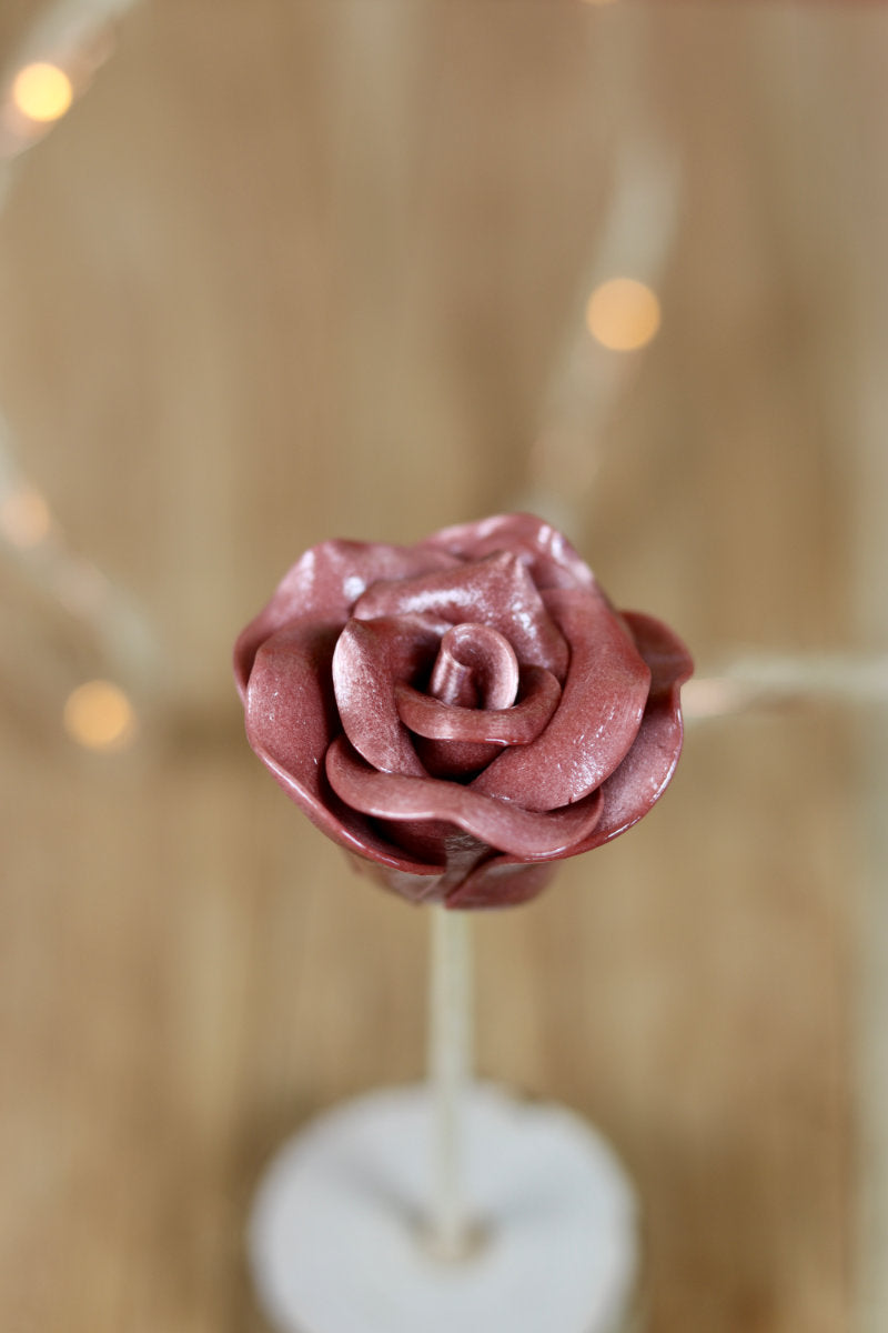 Sucette sculptée en forme de rose au cacao