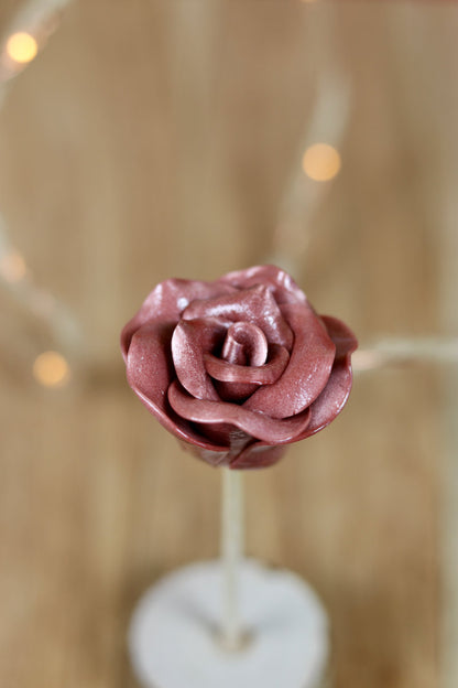 Sucette sculptée en forme de rose au cacao