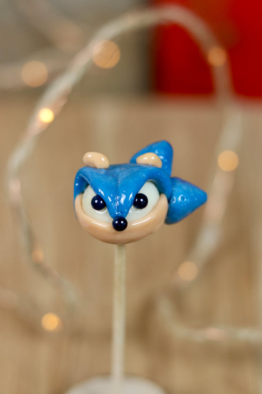 Sucette sculptee en forme de Sonic à la myrtille