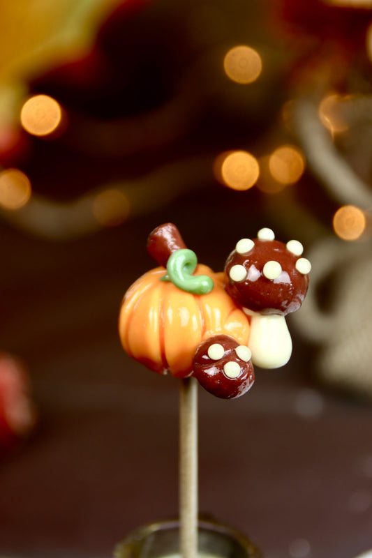Sucette sculptée citrouille orange aux champignons cacao - Gros plan détaillé artisan français