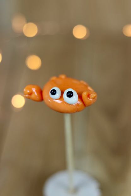 Une sucette sculptée à la main en forme de crabe, elle est réalisé en sucre cuit au melon. 
