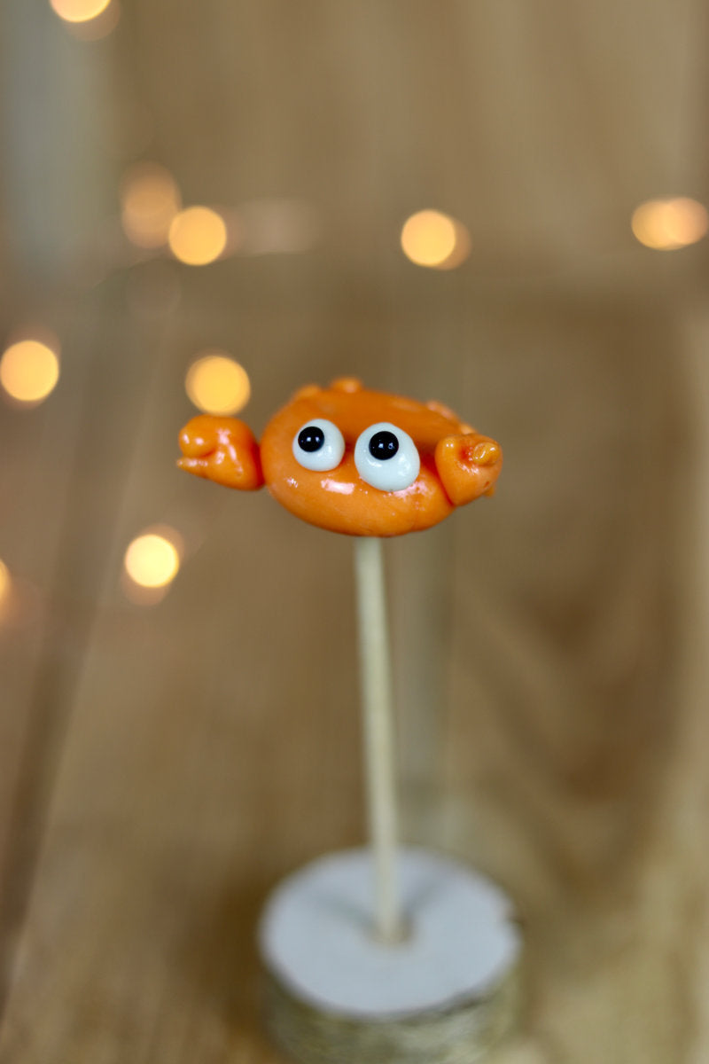Une sucette sculptée à la main en forme de crabe, elle est réalisé en sucre cuit au melon. 
