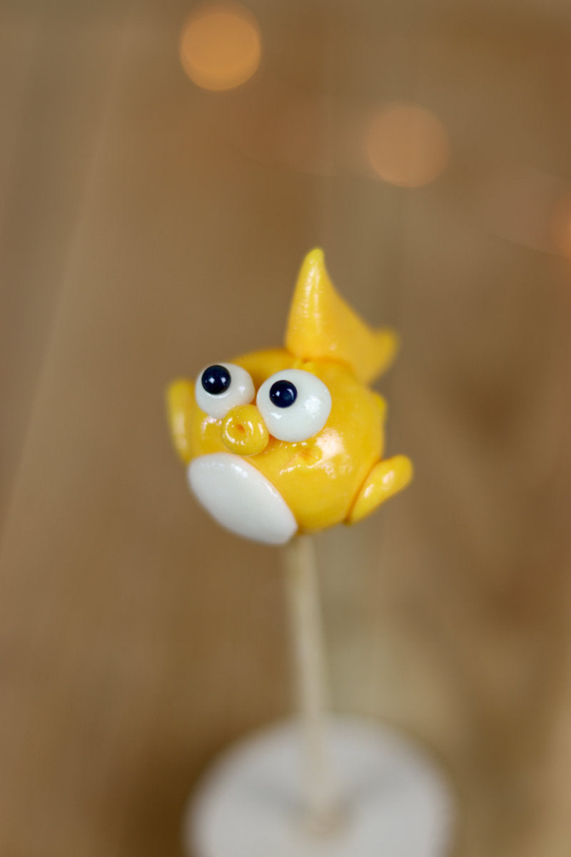 Une sucette sculptée à la main en forme de poisson globe à l'ananas