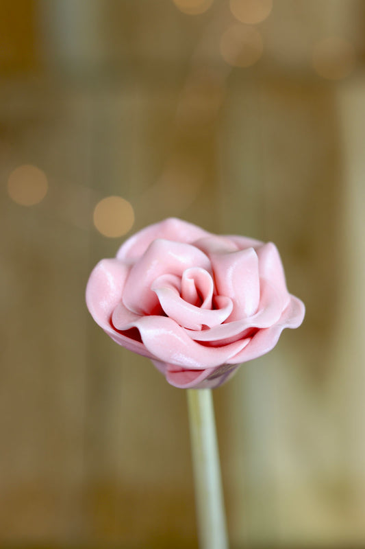 Une sucette sculptée en forme de fleur pour composer un bouquet. Réalisé à la main en sucre cuit aromatisé à la framboise