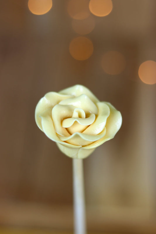 Une sucette sculptée en forme de fleur pour composer un bouquet. Réalisé à la main en sucre cuit aromatisé à la pêche