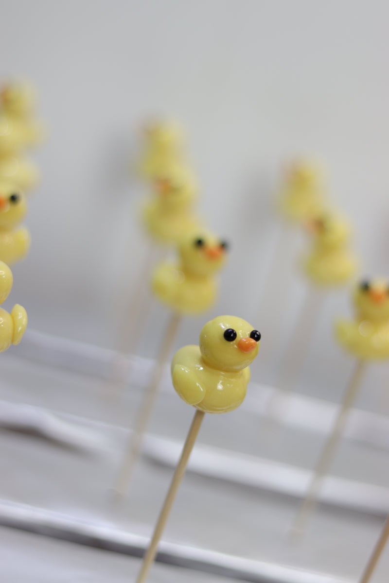 Production de sucette sculptée en forme de canard à la pêche