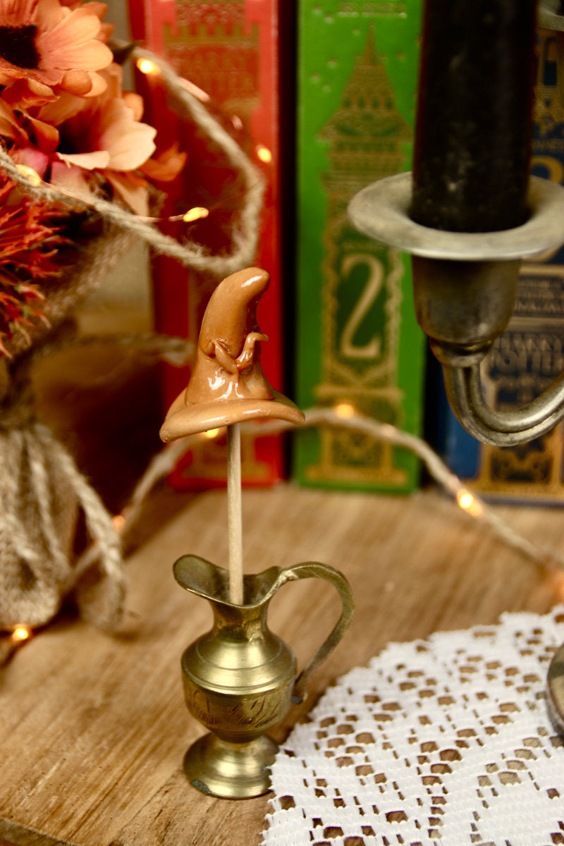 Sucette en forme de choixpeau magique dans une décoration Harry Potter