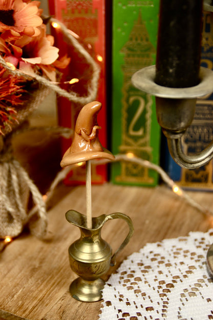 Sucette en forme de choixpeau magique dans une décoration Harry Potter