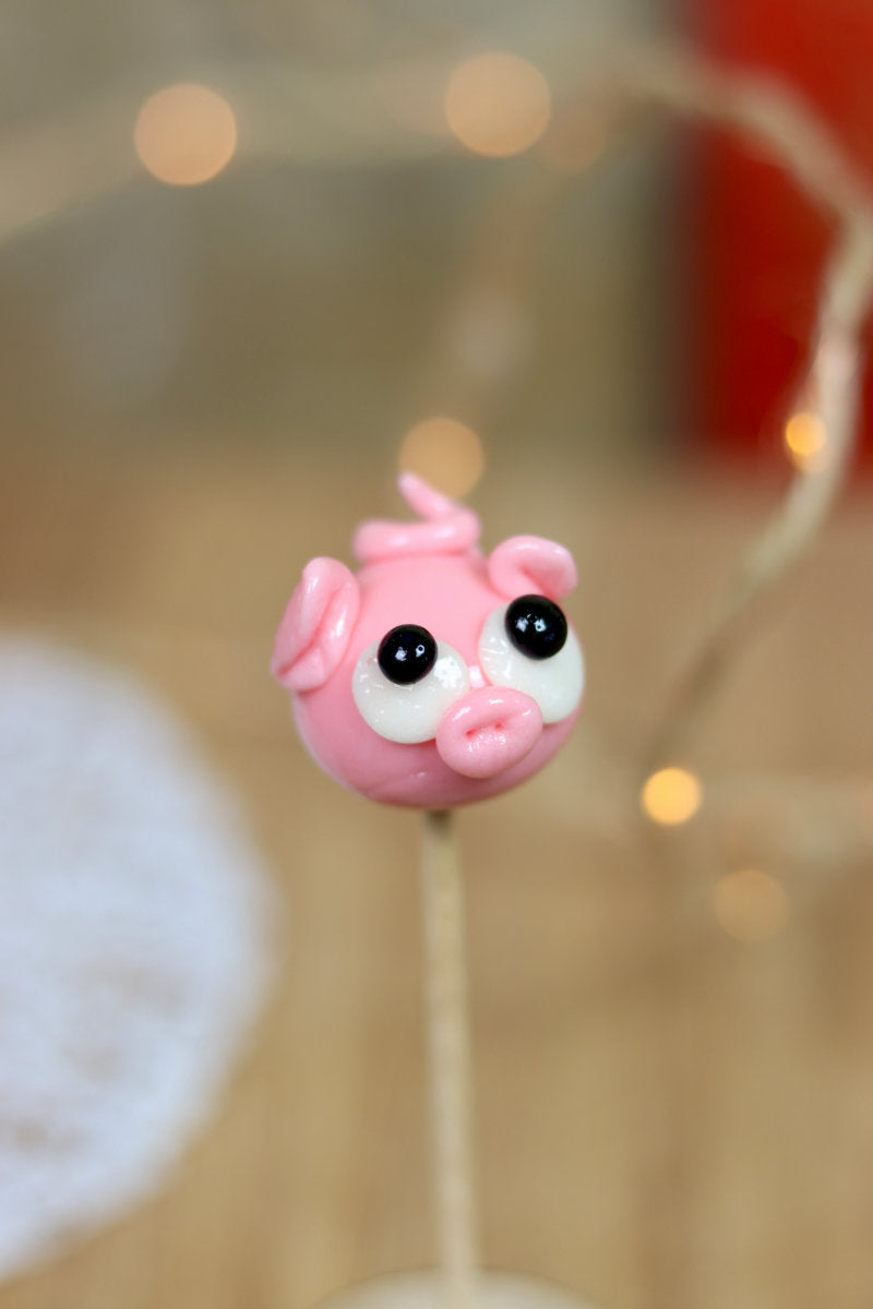 Sucette sculptée en forme de cochon à la fraise