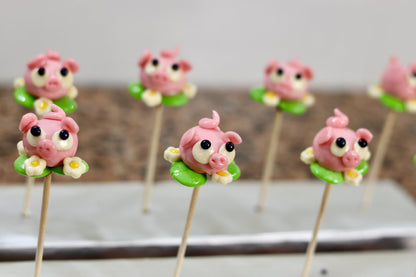 Sucette sculptée en forme de cochon à la fraise dans une prairie à la pomme dans l'atelier de fabrication