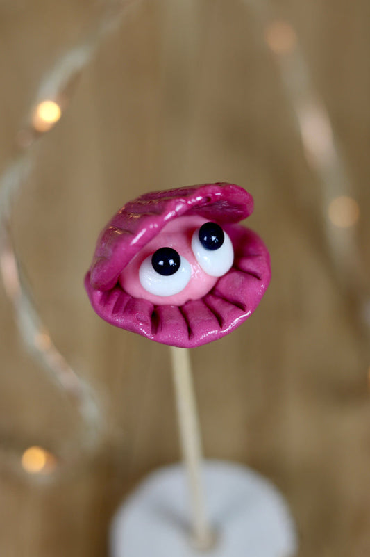 Sucette sculptée en forme de coquillage au cassis et à la fraise