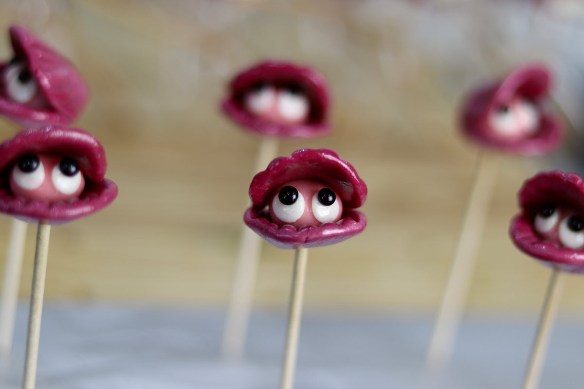 Production de sucette sculptée en forme de coquillage au cassis et à la fraise dans notre atelier en Bourgogne