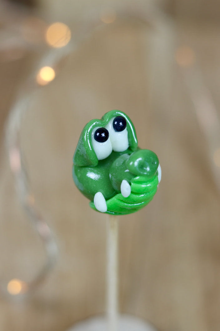 Sucette sculptée en forme de crocodile à la pomme