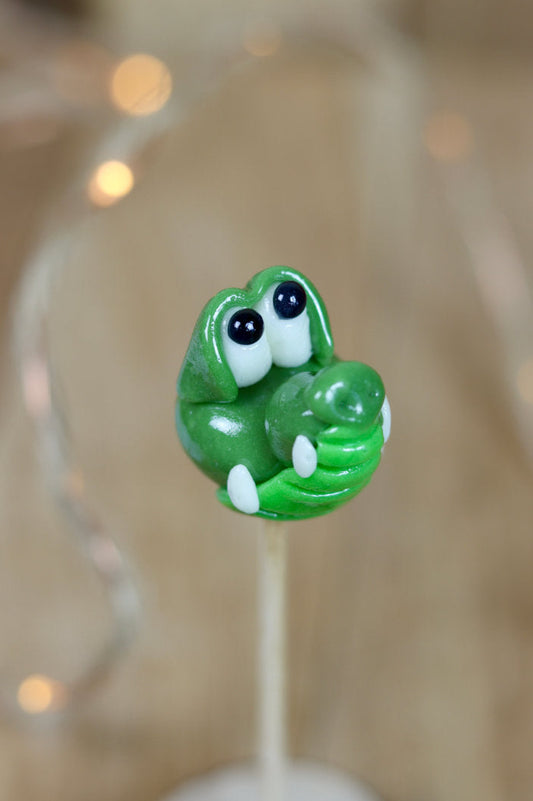 Sucette sculptée en forme de crocodile à la pomme