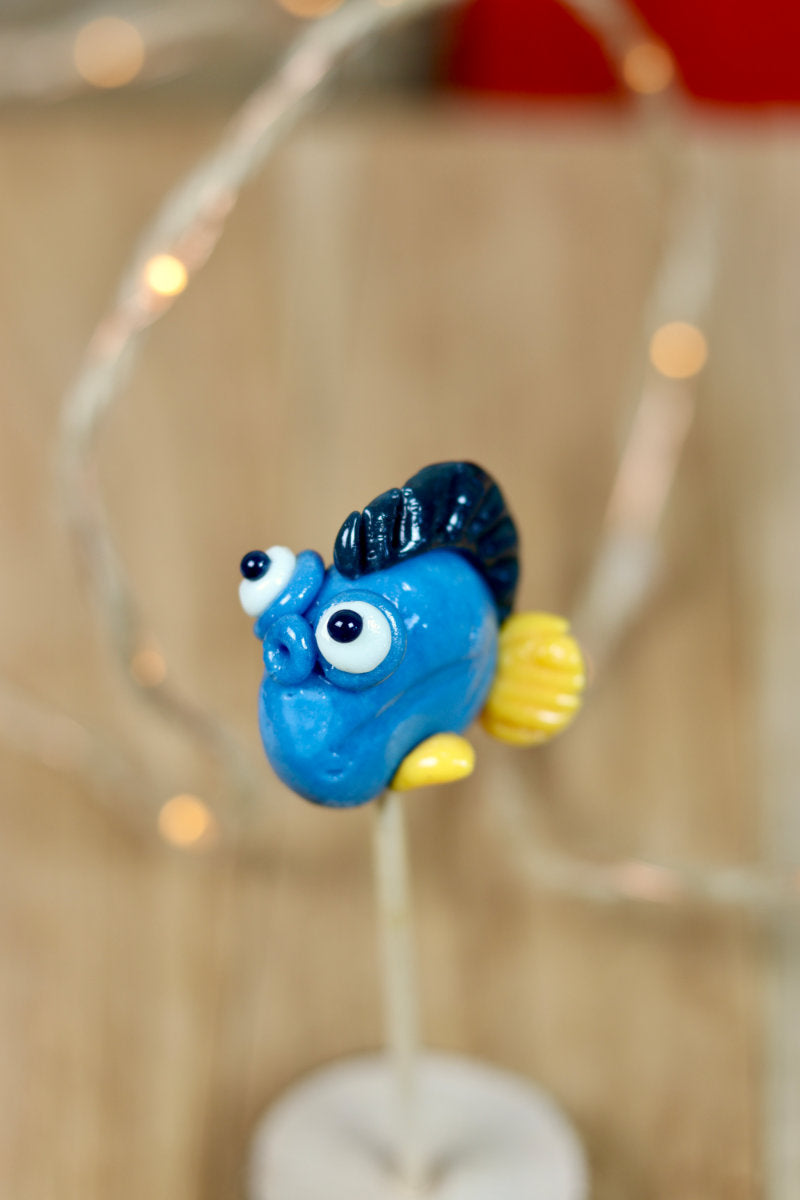 Sucette sculptée en forme de Poisson Dory à la myrtille et à l'ananas