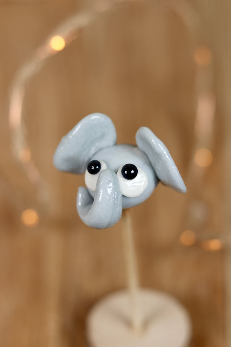 Sucette sculptée à la main en forme d'éléphant au citron. 