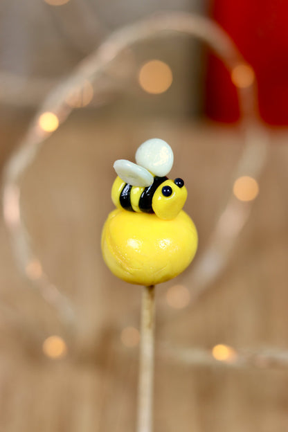 Sucette sculptée en forme d'abeille au citron et cassis