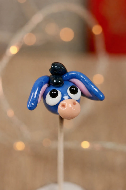 Une sucette artisanale en forme d'âne à la myrtille et à la cerise. Inspiré de bourriquet dans Winnie l'ourson