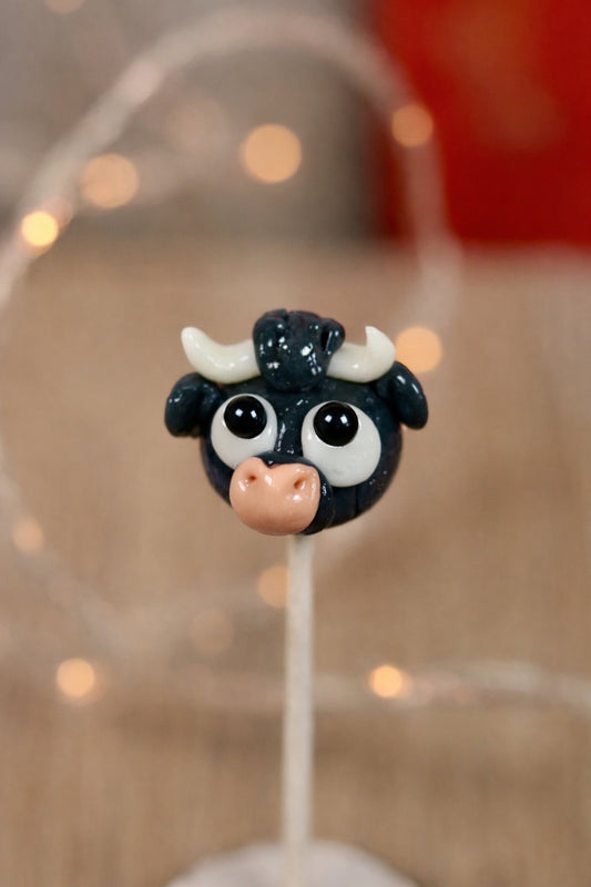 Sucette artisanale sculptée en forme de taureau au cola et à la vanille