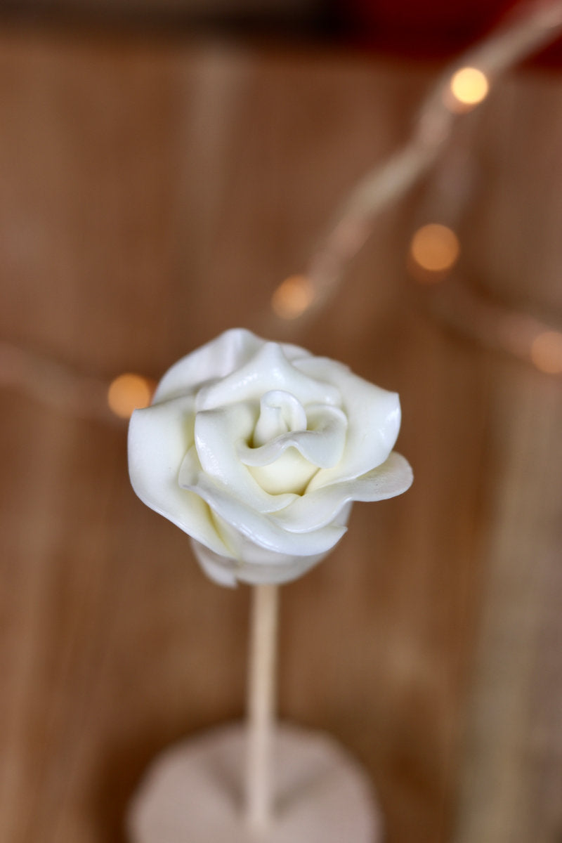 Sucette sculptée en forme de rose blanche au citron