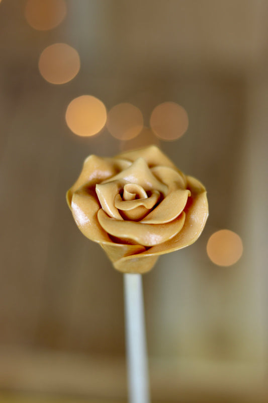 Une sucette sculptée en forme de fleur pour composer un bouquet. Réalisé à la main en sucre cuit aromatisé au caramel beurre salé