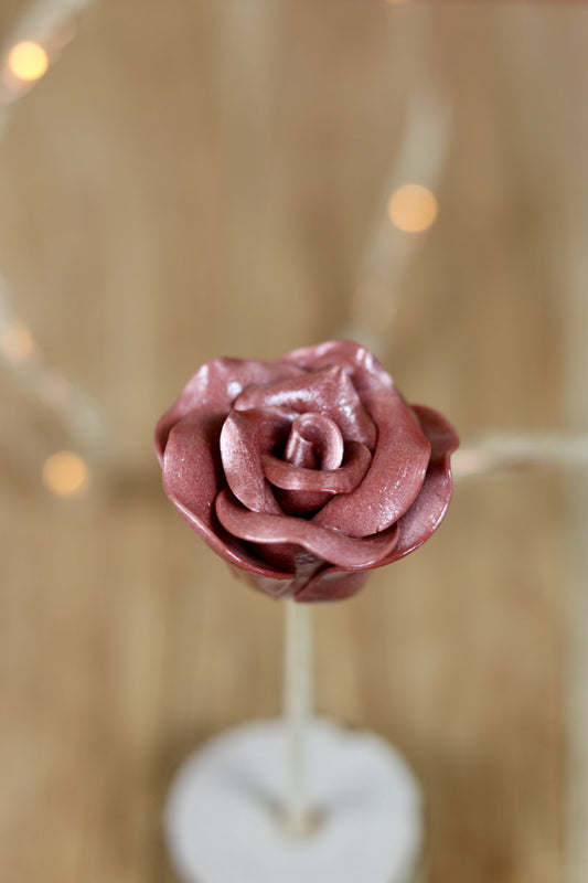 Sucette sculptée en forme de fleur type rose au cacao