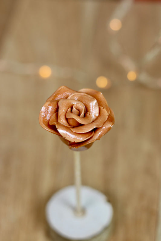 Sucette sculptée en forme de fleur au caramel. Fabriqué dans notre atelier francais