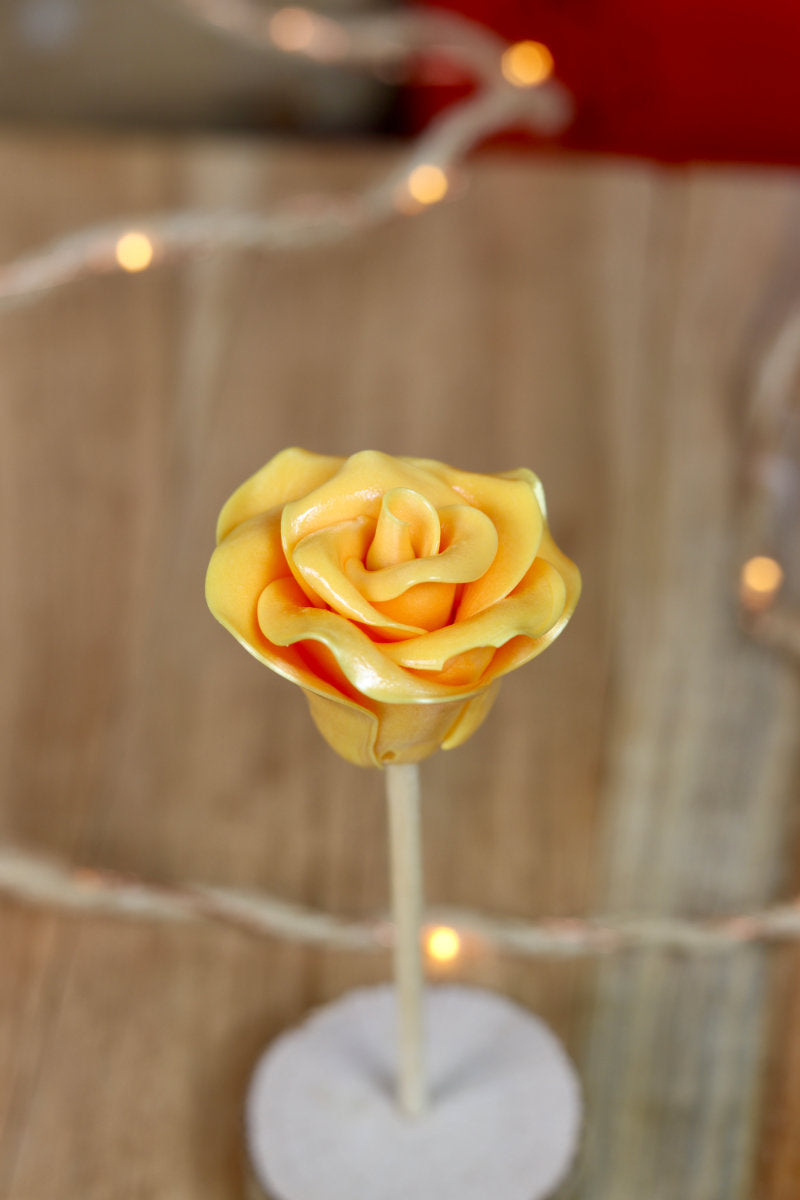 Sucette sculptée en forme de rose à la mangue