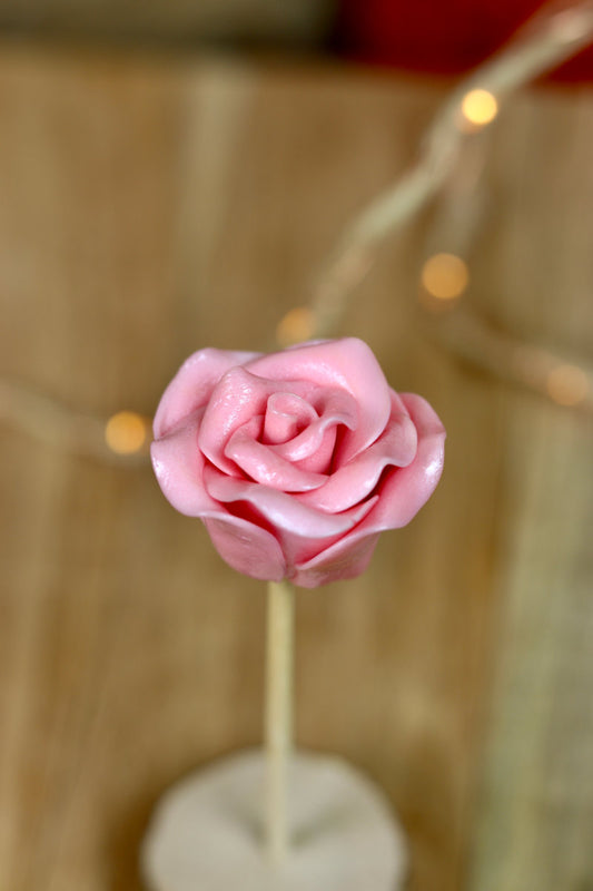 Sucette sculptée en forme de fleur rose à la fraise
