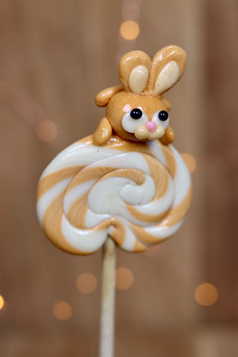 Sucette foraine vanille caramel beurre salé avec un lapin sculptée dessus