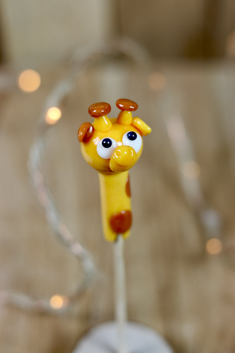 Sucette sculptée en forme de girafe à l'ananas et au caramel
