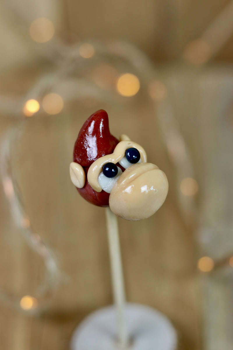 Sucette sculptée en forme de gorille au cacao et caramel, inspiré de Donkey Kong