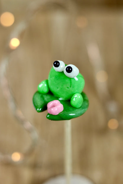 Sucette sculptee en forme de grenouille à la pomme 