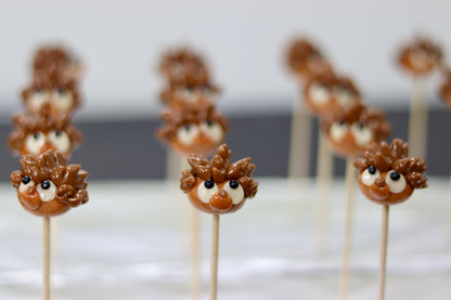 Sucette sculptée en forme de hérisson au caramel