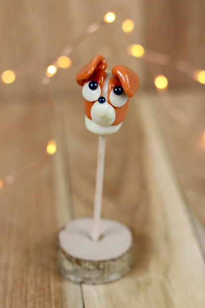 Sucette sculptée en forme de Jack Russel à la vanille et au caramel dans un décor féérique