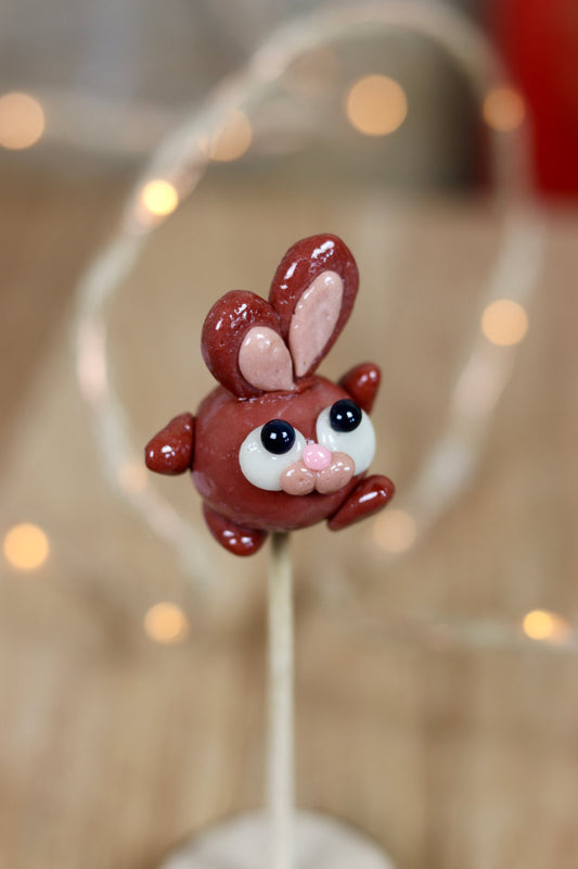 Sucette sculptée en forme de lapin au cacao en gros plan