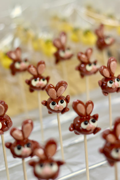 Sucette en forme de lapin au cacao dans l'atelier de fabrication