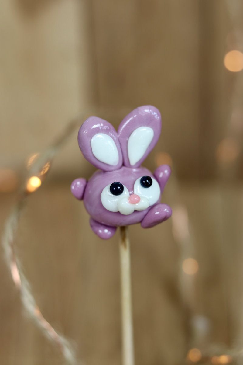 Sucette sculptée en forme de lapin à la violette et au citron