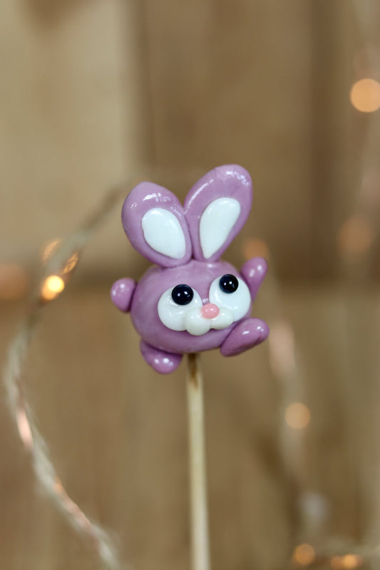 Sucette sculptée en forme de lapin à la violette et au citron