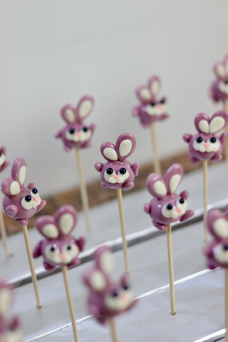 Production de sucette sculptée en forme de lapin à la violette et au citron