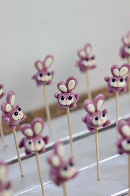 Production de sucette sculptée en forme de lapin à la violette et au citron