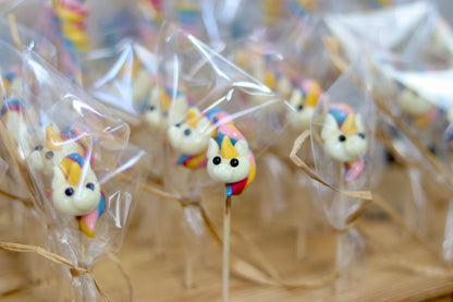 Production de sucette sculptée en forme de licorne arc en ciel multifruit