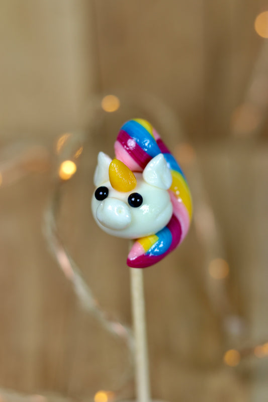 Sucette sculptée en forme de licorne multifruit